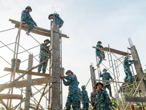 Trung đoàn 910 thần tốc thực hiện 'Chiến dịch Quang Trung', mang mái ấm đến với bà con vùng lũ