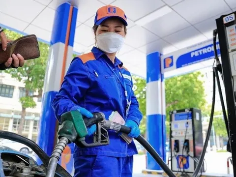 Giá xăng dầu giảm nhẹ