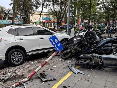 Nữ tài xế đạp nhầm chân ga tông liên hoàn 6 xe máy trên phố