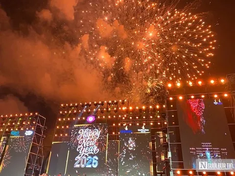 Pháo hoa rực sáng trên phố biển Cửa Lò, kỳ vọng năm mới vươn mình mạnh mẽ
