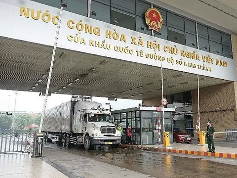 Cửa khẩu ‘mở hàng’ thông quan rộn ràng dịp đầu năm