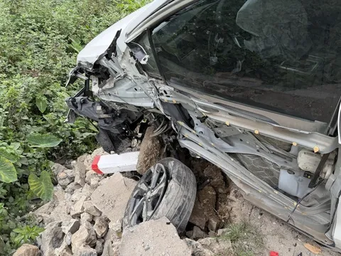 Hiện trường vụ tai nạn liên hoàn 4 ô tô ở Hà Nội, 3 xe biến dạng