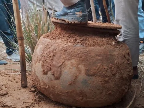 Phát hiện chiếc bình "bí ẩn" nặng 150kg được chôn trên cánh đồng