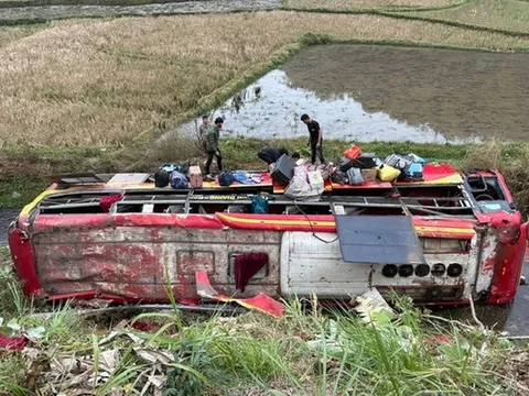 Vụ lật xe khách chở 22 người: Tài xế khai buồn ngủ nên mất lái