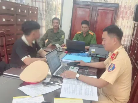 Buông hai tay lái, không mũ bảo hiểm, nam thanh niên 19 tuổi bị CSGT Đồng Nai xử phạt