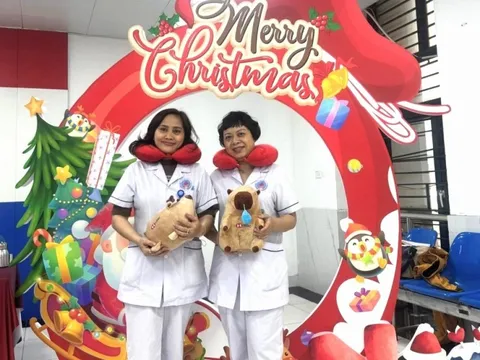 Trao quà Giáng sinh tri ân đội ngũ y bác sĩ Bệnh viện Hữu Nghị