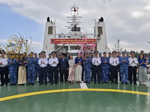 Tàu cảnh sát biển xuất quân làm nhiệm vụ trực Tết trên biển