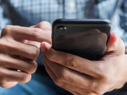 Ngủ dậy, người đàn ông sốc nặng khi tài khoản ngân hàng không còn đồng nào