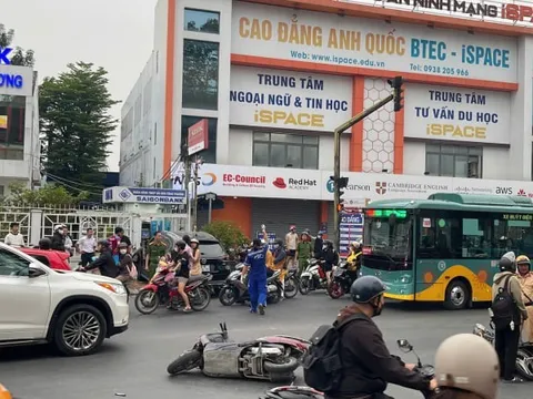 Ô tô tông liên hoàn 5 xe máy ở phường Thủ Đức