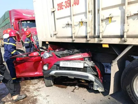 Quốc lộ 1 ùn tắc sau vụ tai nạn ô tô liên hoàn khiến 4 người nhập viện