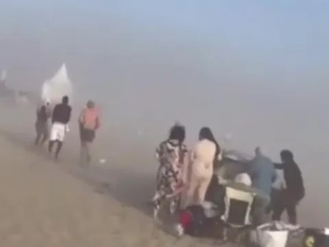 Đang tắm biển, người dân bất ngờ thấy cảnh tượng "nổi da gà" giữa ban ngày