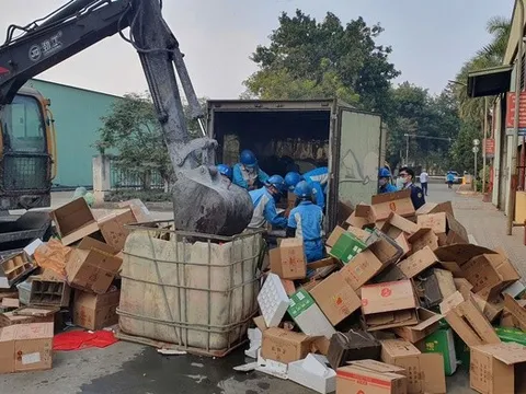 Hưng Yên: Tiêu hủy hơn 2.200 chai rượu nhập lậu