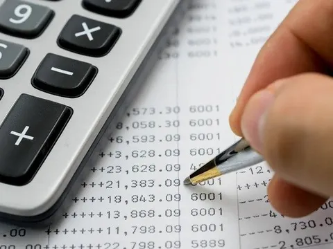 Cơ quan thuế được khấu trừ tiền lương để thu thuế