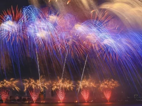 Trận địa pháo hoa lớn chưa từng có ở Hà Nội mừng thành công Đại hội Đảng XIV