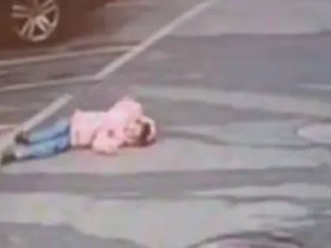 Bé gái ngất xỉu trên phố rồi tử vong khi không tìm thấy mẹ