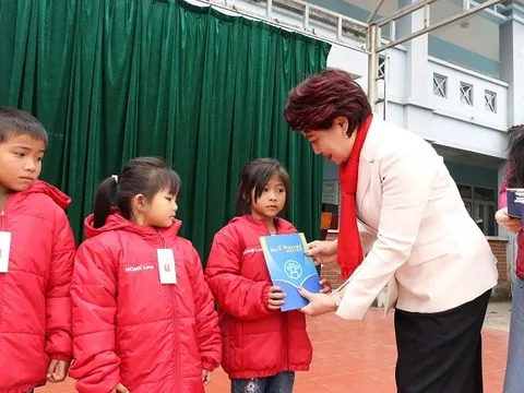 Trao yêu thương, tiếp sức cho học sinh vùng cao vững bước đến trường