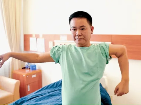 Gần 3 thập kỷ sống chung với khuỷu tay biến dạng, người đàn ông hồi phục vận động ngoạn mục nhờ công nghệ in 3D