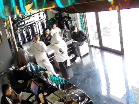 2 thiếu nữ bị lừa đi làm công nhân rồi bán cho quán karaoke