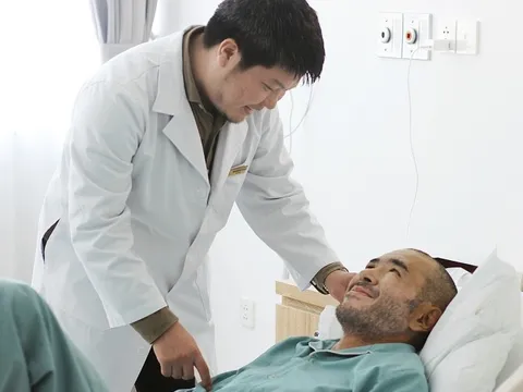 Đại phẫu trong đêm cứu sống du khách nước ngoài bị chấn thương sọ não nặng tại Phú Quốc