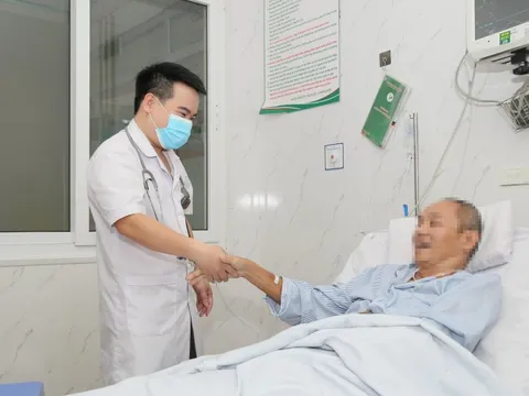 Cấp cứu thành công bệnh nhân đột ngột ngã gục khi chơi tennis