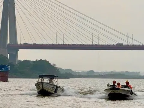 Hà Nội: Cảnh sát đường thủy tăng cường tuần tra, bảo đảm an ninh, an toàn trên sông Hồng
