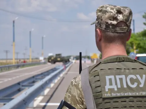 Biến động về làn sóng nam giới tuổi nhập ngũ rời Ukraine sau gần 4 năm xung đột