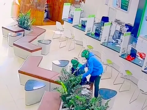 Vụ cướp ngân hàng ở Gia Lai: Công an công bố số tiền bị chiếm đoạt và nhận dạng nghi phạm