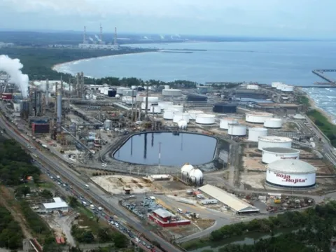 Venezuela làm gì với 300 triệu USD đầu tiên từ tiền Mỹ bán dầu?