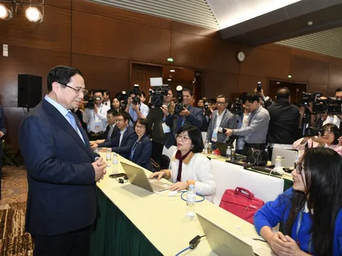 Thủ tướng Phạm Minh Chính thăm, động viên phóng viên báo chí tác nghiệp tại Đại hội Đảng lần thứ XIV