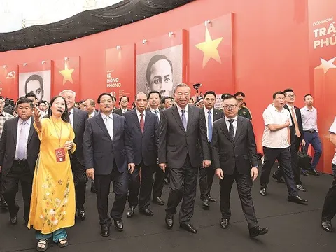 Tự hào và tin tưởng, vững bước dưới lá cờ vẻ vang của Đảng