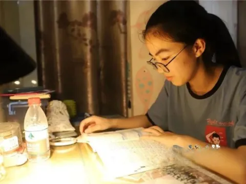 Tài khoản nhận được số tiền "bí ẩn" mỗi tháng, cô gái sốc khi biết người gửi