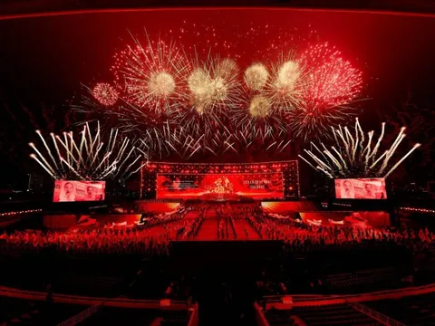 Đại nhạc hội kết hợp pháo hoa hoành tráng chưa từng có mừng thành công Đại hội Đảng lần thứ XIV