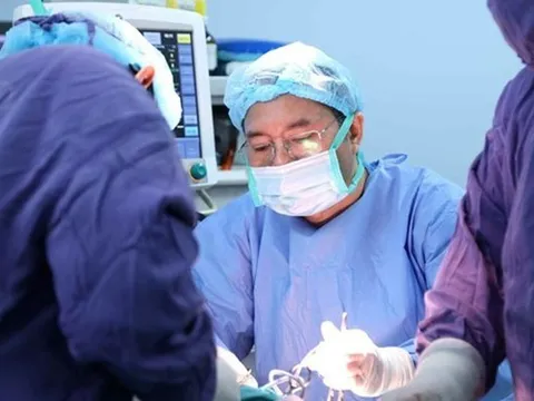 Chỉ vì một phút bất cẩn, nam thiếu niên 15 tuổi đứng trước nguy cơ mất bàn tay