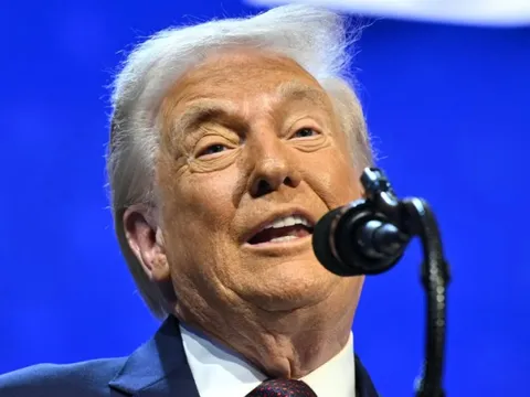 Ông Trump nói một hạm đội khổng lồ đang tiến về vùng Vịnh, trọng tâm là Iran