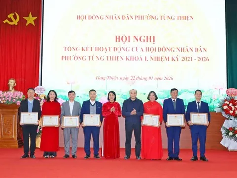 Phường Tùng Thiện khen thưởng 16 tập thể và cá nhân có thành tích xuất sắc trong hoạt động HĐND