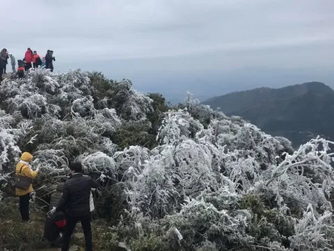 Miền Bắc “đóng băng” trong rét đậm, không khí lạnh cực mạnh tiếp tục dồn xuống Trung Bộ