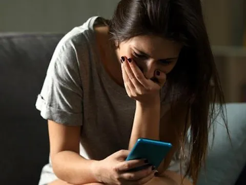 Nghi chồng ngoại tình, vợ xem điện thoại thì phát hiện "bí mật" đáng sợ