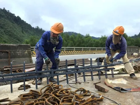 Thời tiết nhiều bất lợi, "canh trời" đẩy tiến độ cao tốc La Sơn - Hòa Liên