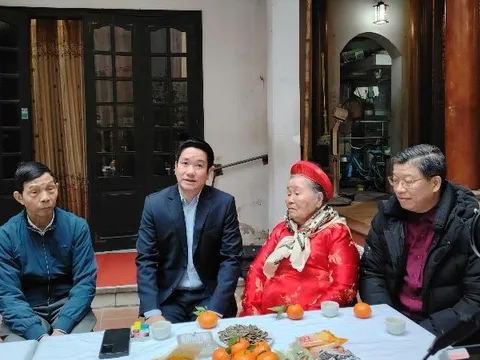 Lãnh đạo phường Thanh Xuân thăm, chúc Tết gia đình Mẹ liệt sĩ 101 tuổi gương mẫu ủng hộ dự án Vành đai 2,5