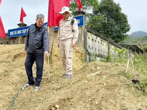 Phát hiện bom chùm sát cổng trường tiểu học, lực lượng chức năng khẩn trương xử lý