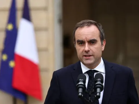 Chính phủ Pháp tránh được kịch bản sụp đổ, bà Le Pen phản ứng gắt