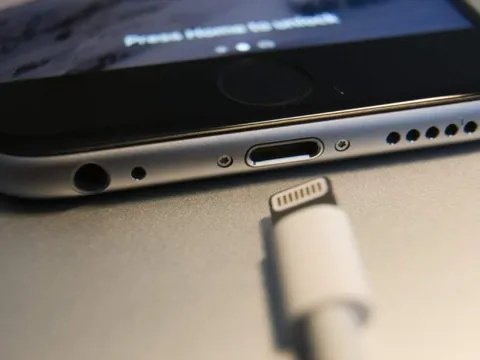 Vừa dùng điện thoại vừa cắm sạc, cô gái bị điện giật tử vong