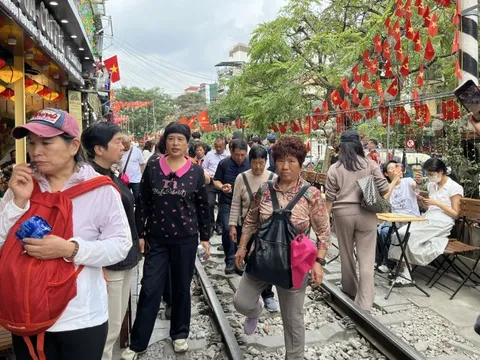 "Phố cafe đường tàu" Hà Nội hết thời kiếm tiền nhờ tàu hoả