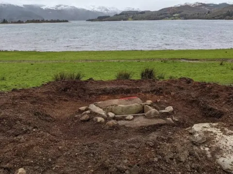 Đang cày ruộng, người nông dân đào trúng ngôi mộ cổ