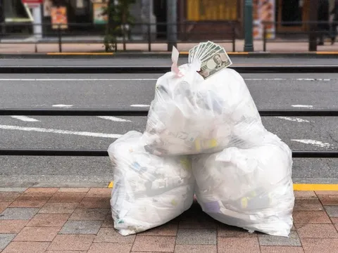 Thu gom rác, công nhân vệ sinh nhặt được 3 tỷ đồng tiền mặt