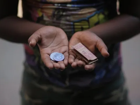 Người phụ nữ ăn xin kiếm được 71 triệu trong 6 tuần, sở hữu nhiều đất đai