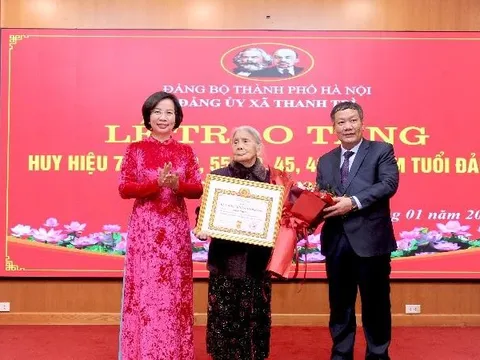 Đảng ủy xã Thanh Trì trao Huy hiệu Đảng cho các đảng viên lão thành