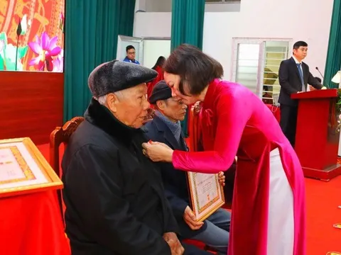 Phường Tùng Thiện: 62 đảng viên được trao tặng, truy tặng Huy hiệu Đảng