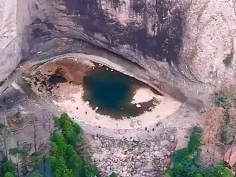 "Mắt rồng" bí ẩn bất ngờ xuất hiện giữa vách đá