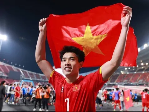 Thực hư hình ảnh Á hậu Cẩm Ly ra sân bay đón cầu thủ Đình Bắc?